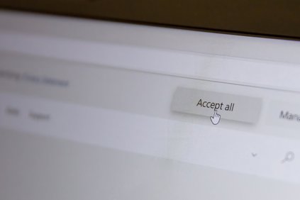 Mouse cursor pointing to an "Accept all" button in a browser